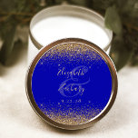 Adesivo Redondo Casamento Real Azul Dourado Script Glitter<br><div class="desc">Este elegante e moderno adesivo de casamento apresenta um falso design brilhante de ouro no topo e no fundo. Personalize facilmente o texto dourado sobre um fundo azul real,  com os nomes da noiva e do noivo em caligrafia manuscrita sobre um grande e grande painel.</div>