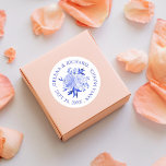 Adesivo Redondo Casamento Real de Buquês Azuis e Brancos<br><div class="desc">Buquê floral Real Azul em cor d'água azul,  texto editável ao redor da circunferência.</div>