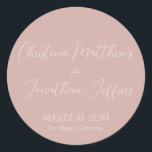 Adesivo Redondo Casamento Rosa Dusty Moderno e Elegante<br><div class="desc">Este moderno e elegante evento ou adesivo de casamento apresenta um simples fundo cor-de-rosa empoeirado com texto branco. Os nomes do casal são impressos em uma fonte de script. A data e o local do casamento são impressos abaixo.</div>