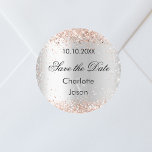 Adesivo Redondo Casamento rosa ouro de prata Salve a data<br><div class="desc">Um adesivo "Salvar data" para o seu casamento. Um fundo com aparência de prata falsa,  texto preto. Decorado com rosa dourado confetti. Personalize e adicione seus nomes e data de casamento.</div>