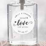 Adesivo Redondo Casamento Russo Moderno Favorece Sanitizer Mão<br><div class="desc">Chá de panela personalizado/festa de casamento de higienizador manual,  etiquetas/adesivos com "espalhar o amor e não os germes" em um roteiro de pincel manual com adorável design de corações.</div>