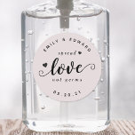Adesivo Redondo Casamento Russo Moderno Favorece Sanitizer Mão<br><div class="desc">Chá de panela personalizado/festa de casamento de higienizador manual,  etiquetas/adesivos com "espalhar o amor e não os germes" em um roteiro de pincel manual com adorável design de corações.</div>