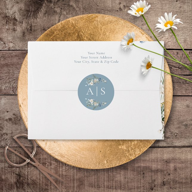 Adesivo Redondo Casamento Rustic Dusty Blue Selvagens & Daisies (Rustic Dusty Blue Wildflowers & Daisies Wedding Invitation Stickers)