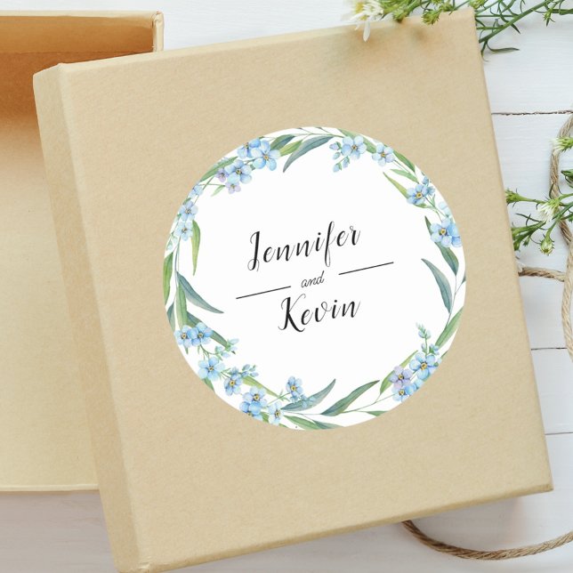 Adesivo Redondo Casamento Rústico de Flores Silvestres com Verde E (Elegant greenery wildflower sticker adds rustic floral charm to wedding stationery.)