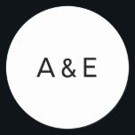 Adesivo Redondo Casamento Simples de Ampersand Preto e Branco Mono<br><div class="desc">Simples mas elegante adesivos de casamento com seu monograma inicial com um ampersand no meio,  em uma serifa negra,  sobre um fundo branco. Um design básico e simples perfeito para um estilo minimalista. Estes adesivos quic e na moda fazem selos de excelente.</div>