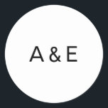Adesivo Redondo Casamento Simples de Ampersand Preto e Branco Mono<br><div class="desc">Simples mas elegante adesivos de casamento com seu monograma inicial com um ampersand no meio,  em uma serifa negra,  sobre um fundo branco. Um design básico e simples perfeito para um estilo minimalista. Estes adesivos quic e na moda fazem selos de excelente.</div>