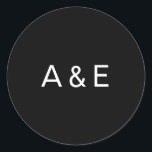 Adesivo Redondo Casamento Simples de Ampersand Preto Monograma<br><div class="desc">Simples mas elegante adesivos de casamento com seu monograma inicial com um ampersand no meio,  em uma fonte branca sans serif,  sobre um fundo preto. Um design básico e simples perfeito para um estilo minimalista. Estes adesivos quic e na moda fazem selos de excelente.</div>