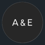 Adesivo Redondo Casamento Simples de Ampersand Preto Monograma<br><div class="desc">Simples mas elegante adesivos de casamento com seu monograma inicial com um ampersand no meio,  em uma fonte branca sans serif,  sobre um fundo preto. Um design básico e simples perfeito para um estilo minimalista. Estes adesivos quic e na moda fazem selos de excelente.</div>