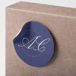 Adesivo Redondo Casamento simples e elegante de marinho de música<br><div class="desc">Clássica caligrafia formal com um monograma de escrita circular,  simples selo elegante azul e branco de envelope marinho,  ou vinheta de casamento da embalagem.</div>