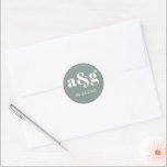 Adesivo Redondo Casamento simples, elegante de cinza monográfica<br><div class="desc">Um adesivo de casamento simples e elegante de cinza monograma. Mostra sua data inicial e a data do seu casamento em branco na cinza. Coordena-se com a nossa coleção de "casamentos no inverno Eucalyptus".</div>