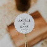 Adesivo Redondo Casamento Simples Negro e Branco Minimalista<br><div class="desc">Simples e Simples Vinheta Clássica de Casamento Negro e Branco. Vinheta-vinheta-vinheta. O casamento favorece o obrigado de vocês. Itens correspondentes disponíveis em nossa coleção "Casamento Elegante Minimalista",  como mostrado abaixo. Obrigado!</div>