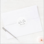 Adesivo Redondo Casamento Simples Preto e Branco Moderno<br><div class="desc">Etiquetas de casamento elegantes com um layout simples e mínimo com "Nós fazemos" em uma tipografia contemporânea. Um design clássico com um toque moderno.</div>