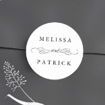 Adesivo Redondo Casamento Suave E Script Preto E Branco<br><div class="desc">Para uma personalização mais avançada deste design,  clique no BOTÃO FERRAMENTA DESIGN AZUL acima!</div>