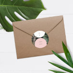 Adesivo Redondo Casamento Tropical de Palmeiras do Monograma<br><div class="desc">Arcos cor-de-rosa e brancos esmagados sobre o fundo das folhas da palma escura,  com monograma em cinzas e ilustrações das folhas de cor de água.</div>