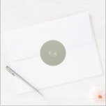 Adesivo Redondo Casamento Verde Clássico Sofisticado<br><div class="desc">Adesivos de casamento clássicos com um design simples e atemporal com seu monograma em uma escrita elegante.</div>