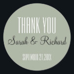 Adesivo Redondo Casamento Verde Rustic Sage Obrigado<br><div class="desc">Obrigado de casamento simples e elegante que você cola em verde. Personalize com nomes de noiva e noivo e data de casamento. Todo texto é personalizável. Você pode alterar a fonte, o tamanho e a cor do texto usando a opção de edição. Entre em contato para obter ajuda na personalização...</div>