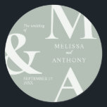Adesivo Redondo Casamento Verde Sage Moderno Minimalista<br><div class="desc">Sage Green Wedding Stickers moderno minimalista. Apresenta tipografia de monograma ousada e design gráfica mínima. Personalize o texto com todos os detalhes do seu dia especial.</div>