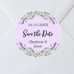 Adesivo Redondo Casamento violeta de lavanda Salvar Data<br><div class="desc">Um fundo violeta decorado com flores de lavanda e verde de eucalipto. Personalize e adicione seus nomes e data de casamento.</div>