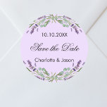 Adesivo Redondo Casamento violeta de lavanda Salvar Data<br><div class="desc">Um fundo violeta decorado com flores de lavanda e verde de eucalipto. Personalize e adicione seus nomes e data de casamento.</div>