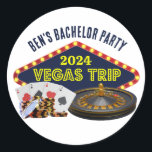 Adesivo Redondo Casino de viagem de Las Vegas do Partido de Bachel<br><div class="desc">Personalize os autocolantes de uma despedida de solteiro para uma fuga de Las Vegas. Um adesivo personalizado legal com grampos de casino de jogos, como um baralho, chips de pôquer e roda de roleta com Vegas Trip em um roteiro amarelo. Design de jogador divertido para seus padrinhos de casamento e...</div>