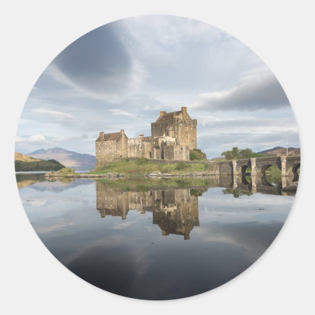 Adesivo Redondo Castelo de Eilean Donan com reflexo na Escócia (Frente)