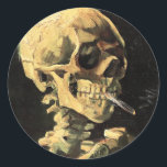 Adesivo Redondo Caveira de Van Gogh com o Íman de Cigarro queimado<br><div class="desc">O crânio de Van Gogh com o íman de Cigarro queimado. Pintura a óleo na canvas de 1885. Crânio com cigarro de queimar revela tanto o senso de humor de van Gogh quanto o senso de macabro. Algo estranho em sua reconhecida obra, o trabalho cresceu em popularidade nas últimas décadas....</div>