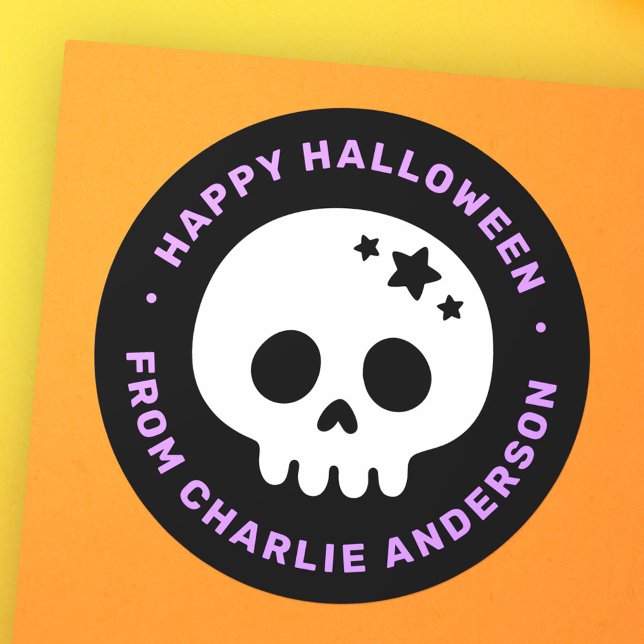 Adesivo Redondo Caveira fofa com estrelas preto roxo Feliz Hallowe (Cute skull with stars black purple Happy Halloween Classic Round Sticker)