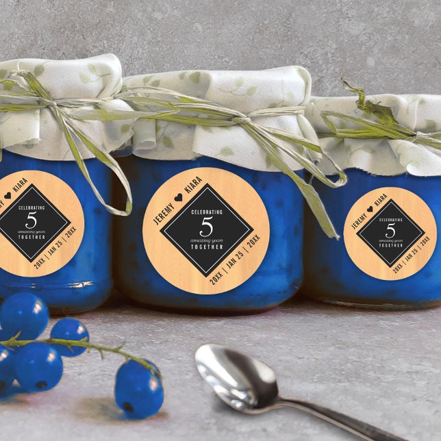 Adesivo Redondo Celebração do Aniversário de Casamento de Madeira  (Elegant 5th Wood Wedding Anniversary Round Sticker Cover Photo.)