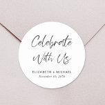 Adesivo Redondo Celebrar Com O Casamento<br><div class="desc">Um adesivo de chic para seus convites de casamento com "Celebrar conosco" em uma escrita moderna e seus nomes e data em uma tipografia serif simples e elegante.</div>