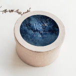 Adesivo Redondo Celestial Night Sky Silver Obrigado A Favor Sticke<br><div class="desc">Este obrigado de prata celeste noturno que você favorece... o adesivo é perfeito para o seu casamento encantado. O céu azul-d'água escuro, pontilhado com estrelas prateadas, vai dar o tom para o seu casamento ao ar livre. Personalize-o como quiser ou mantenha-o como está. Olhe o resto da coleção para ajudar...</div>