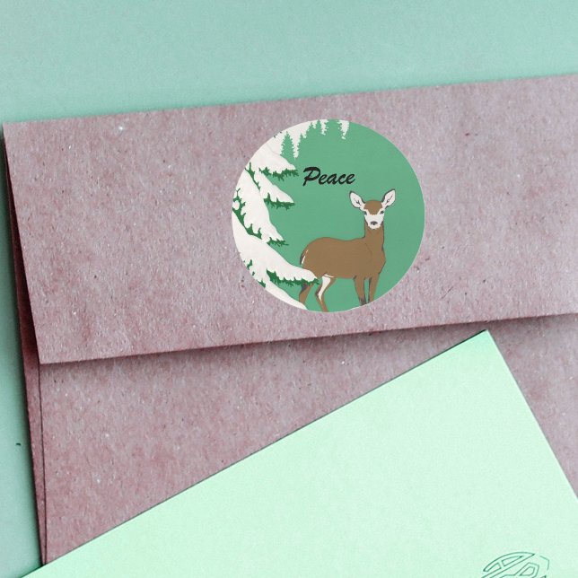 Adesivo Redondo Cena de inverno de Deer Snow da Paz (Brown female deer white face in snow by pine tree on mint green round stickers.)