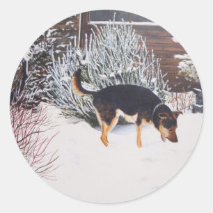 Adesivo Redondo Cena de neve de inverno com preto giro e cão bronz