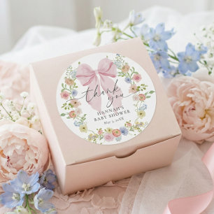 Adesivo Redondo Chá de Bebê Bebê em Flor com Laço Rosa