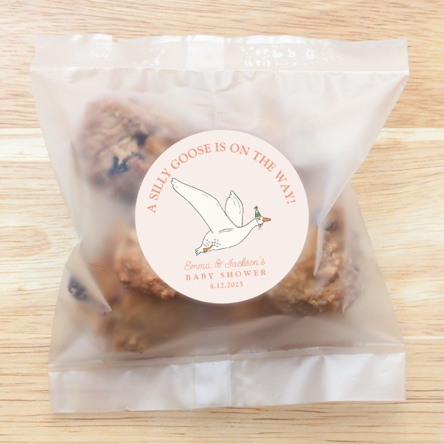 Adesivo Redondo Chá de Bebê da Silly Goose on the Way (Criador carregado)