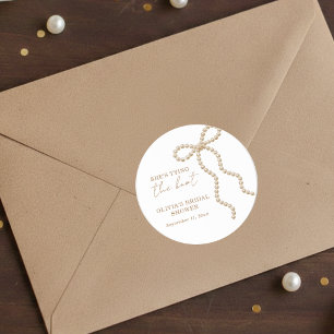 Adesivo Redondo Chá de Bebê e de Noiva da Pearl Bow Ela Vai Casar