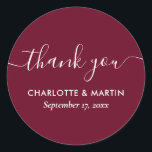 Adesivo Redondo Chá de casamento Moderno Burgundy - Obrigado<br><div class="desc">Crie seu próprio obrigado de casamento burgundy personalizado que você cola para seu casamento/chá. Personalize facilmente online com os detalhes do seu casamento/chá. Itens correspondentes disponíveis para complementar esses adesivos minimalistas,  mas elegantes,  de casamento/chá burgundy com letra de escrita mais modesta.</div>