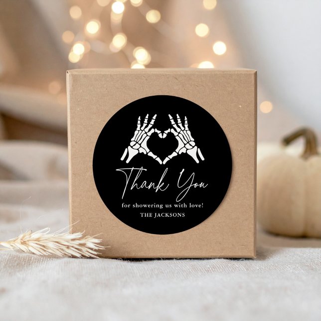 Adesivo Redondo Chá de fraldas das Mãos do Esqueleto Halloween (Criador carregado)