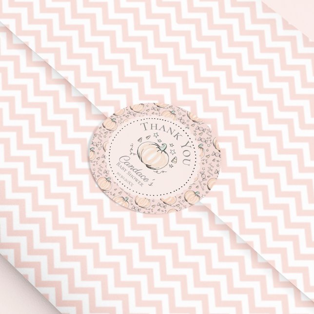 Adesivo Redondo Chá de fraldas De Abóbora Rosa Muito Obrigado (Cute Hand Drawn Little Pumpkin, Stars & Candy Halloween Baby Shower Thank You Sticker in Pastel Pink)