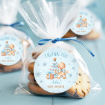 Adesivo Redondo Chá de fraldas de Blue Christmas Boy do Gingerbird<br><div class="desc">Um homenzinho está a caminho! Os chás de fraldas de Natal,  etiquetas de favor,  com um adorável gengibre,  árvore de Natal,  flocos de presente e neve,  tudo em azul e bege. Personalize facilmente o texto. - Kate Eden Art</div>