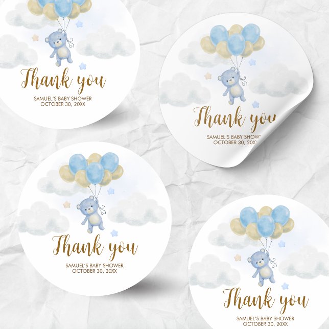 Adesivo Redondo Chá de fraldas de Espera do Urso Menino (Blue We Can Bearly Wait Bear Balloons Baby Shower Sticker)