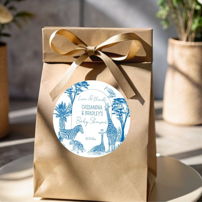 Adesivo Redondo Chá de fraldas de girafa azul Safari (Safari blue toile de jouy giraffe African animals baby shower thank you favor sticker templates)