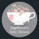 Adesivo Redondo Chá de fraldas Teacup & Pink Floral Monograma<br><div class="desc">Um bonito teacup branco de porcelana transborda com flores bonito e apresenta um teabag personalizado com um plano de fundo de cinzas de pomba macia. Uma design para um chá de fraldas,  chá de panela ou festa de jardim.</div>