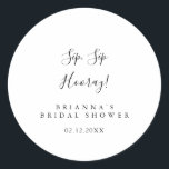 Adesivo Redondo Chá de Noiva Simples Minimalista Sip Sip Hooray<br><div class="desc">Este adesivo de favor de chá de noiva simples minimalista sip sip hooray é perfeito para um chá de noiva moderno. O design simples e elegante apresenta tipografia de roteiro clássica e sofisticada em preto e branco.</div>