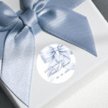 Adesivo Redondo Chá de panela Arco azul<br><div class="desc">Este adesivo elegante apresenta um arco azul charmoso perfeito para um chá de panela "algo azul". Projetado em pasta mole,  a aquarela combina um roteiro manuscrito romântico com elementos capríticos da tendência. Ideal para um chá de panela azul empoeirado.</div>