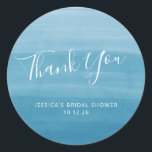 Adesivo Redondo Chá de panela Azul do Vidro do Ombre<br><div class="desc">Adesivo redondo clássico com gradiente de óvulo personalizado,  corante azul,  Chá de panela azul</div>