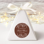 Adesivo Redondo Chá de panela Castanho Floral Descrito<br><div class="desc">Etiquetas de chá de panela floral elegantes com flores brancas esboçadas e folhas de fundo castanho. Personalize os adesivos de chá de panela floral esboços com seu nome e data. Os adesivos florais são perfeitos para selar chás de panela a favor de bolsas, convites e muito mais! Projetado para coordenar...</div>