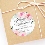 Adesivo Redondo Chá de panela de Aquarela Floral Elegante<br><div class="desc">Estes adesivos elegantes de chá de panela de casamento para favoritos apresentam um lindo quadro floral de flores margaridas de cor d'água em tons suaves de rosa, pincel, aqua e verde. Texto personalizado preto clássico para o nome da noiva com uma mensagem de agradecimento personalizada. Perfeito para um evento de...</div>