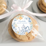 Adesivo Redondo Chá de panela do Partido do Tea Watercolor<br><div class="desc">Transporte-se para um belo jardim de elegância com nosso Elegante Chá de panela Floral Azul e Citrus Tea Party Classic Round Sticker, uma celebração onde a sofisticação encontra o charme refrescante da cidade. Essa design é uma mistura perfeita das calmas do azul com a energia vibrante dos limões amarelos para...</div>