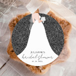 Adesivo Redondo Chá de panela Floral Negra<br><div class="desc">Os chás de panela elegantes apresentam uma bela noiva em seu vestido de noiva em um padrão de rosa branco em um fundo preto e seus detalhes em letras quicas - use para favoritos para festas ou obrigados que você cola. Altere para QUALQUER fundo COR. Convites e muito mais na...</div>