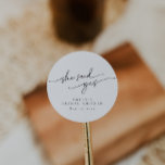 Adesivo Redondo Chá de panela Personalizado Elegante, Minimalista<br><div class="desc">Este é um elegante minimalista moderno, "ela disse sim", chá de panela adesivo de design com uma bela fonte caligráfica e uma simples fonte serif. Todas as cores são editáveis, mas as palavras "ela disse sim" não são editáveis. // Para itens correspondentes, visite a coleção "OLÍVIA" na loja Sinceramente by...</div>